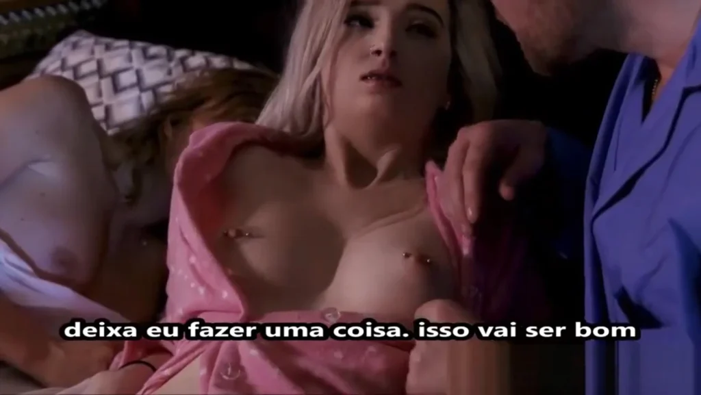 Pornocomlrgenda: Padrasto comendo a buceta rosinha da enteada