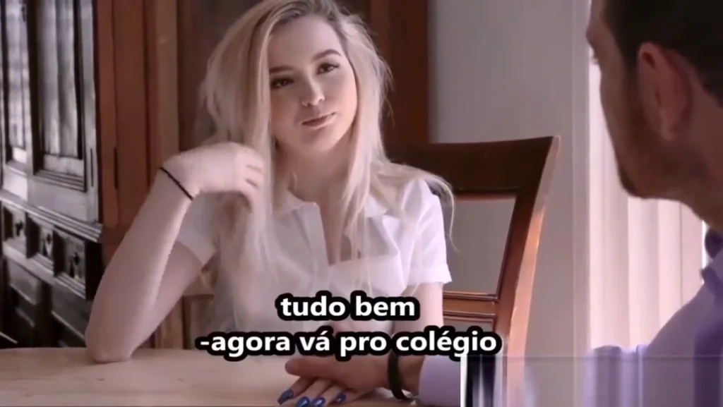 Pornocomlrgenda: Padrasto comendo a buceta rosinha da enteada